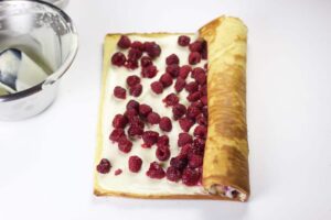 Enrouler la génoise pour la bûche chocolat blanc framboises au Thermomix