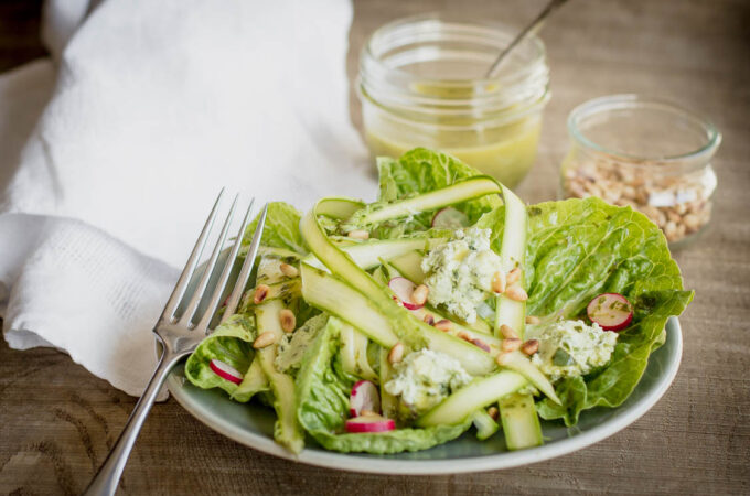 Salade d'asperges crues au fromage frais et aux herbes