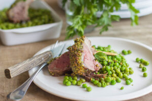 Carré d'agneau en croûte d'herbes et noisettes petits pois