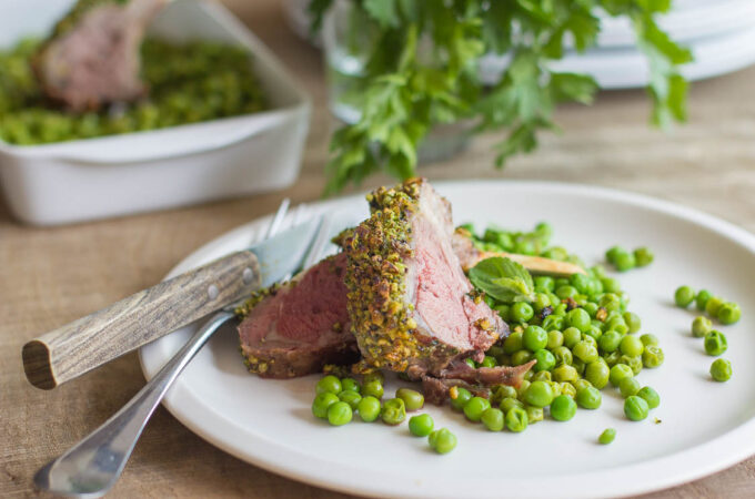 Carré d'agneau en croûte d'herbes et noisettes petits pois