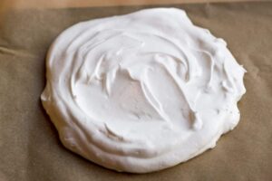 Meringue de pavlova Thermomix étalée avant cuisson