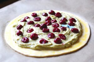 Etalez la frangipane et les griottes sur la galette