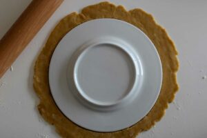 Assiette posée sur la pâte de tourte de Pâques