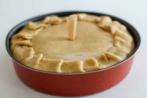 Tourte de Pâques crue vue de côté