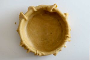 Pâte de la tourte de pâques étalée dans le moule