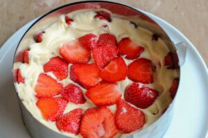 Remplissage du fraisier Thermomix avec les fraises