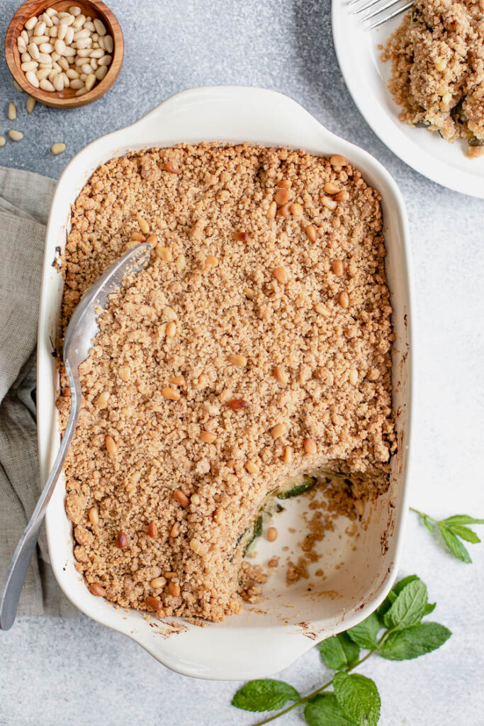 Crumble de courgette, menthe et feta au format portrait