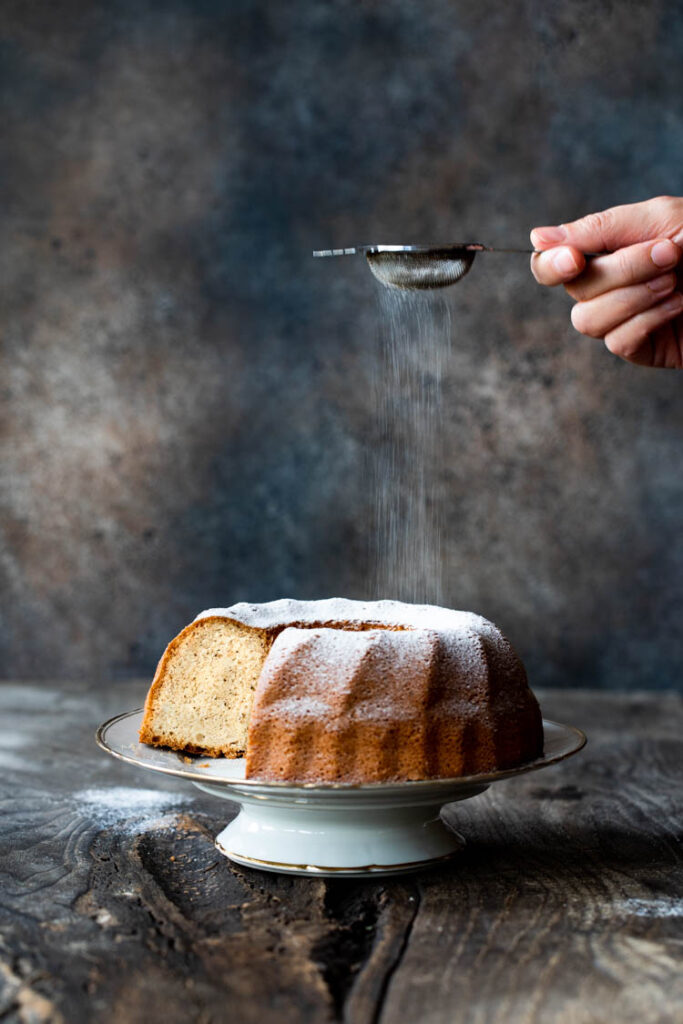 Saupoudrage de sucre glace sur le gâteau neige au Thermomix