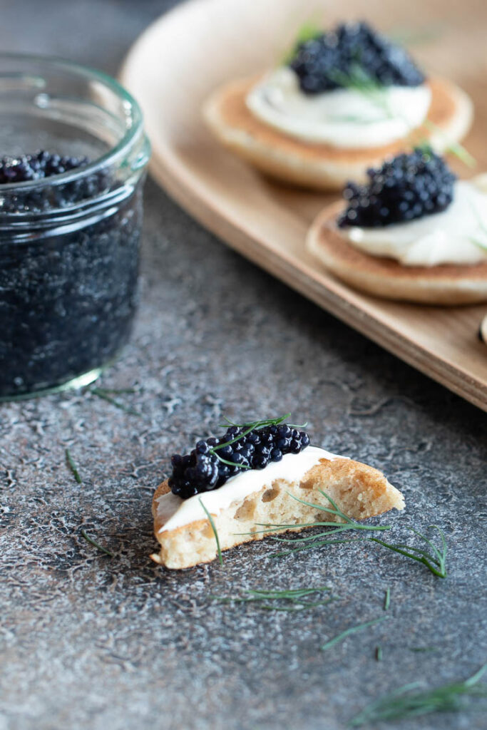 Blinis de sarrasin, crème fraiche et oeufs de lompe 