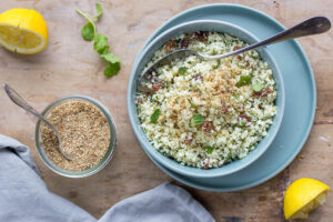 Taboulé de chou-fleur aux raisins, menthe, coriandre et sésame au Thermomix