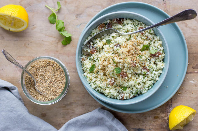 Taboulé de chou-fleur aux raisins, menthe, coriandre et sésame au Thermomix