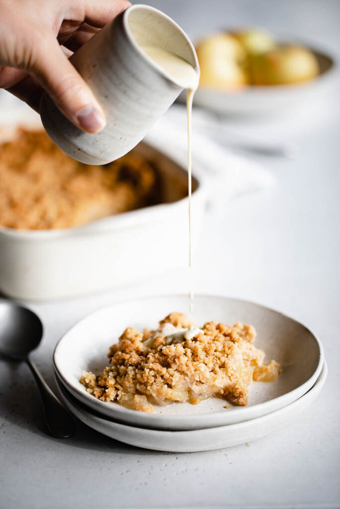 Crème anglaise au Thermomix versée sur crumble aux pommes au Thermomix