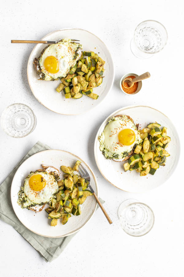 Tartines d’œufs au pesto & poêlée de courgettes au Thermomix