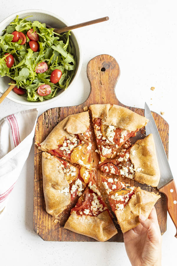 Tarte rustique à la tomate et feta & salade de roquette au Thermomix