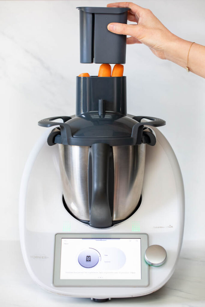 Carottes dans le découpe-minute Thermomix