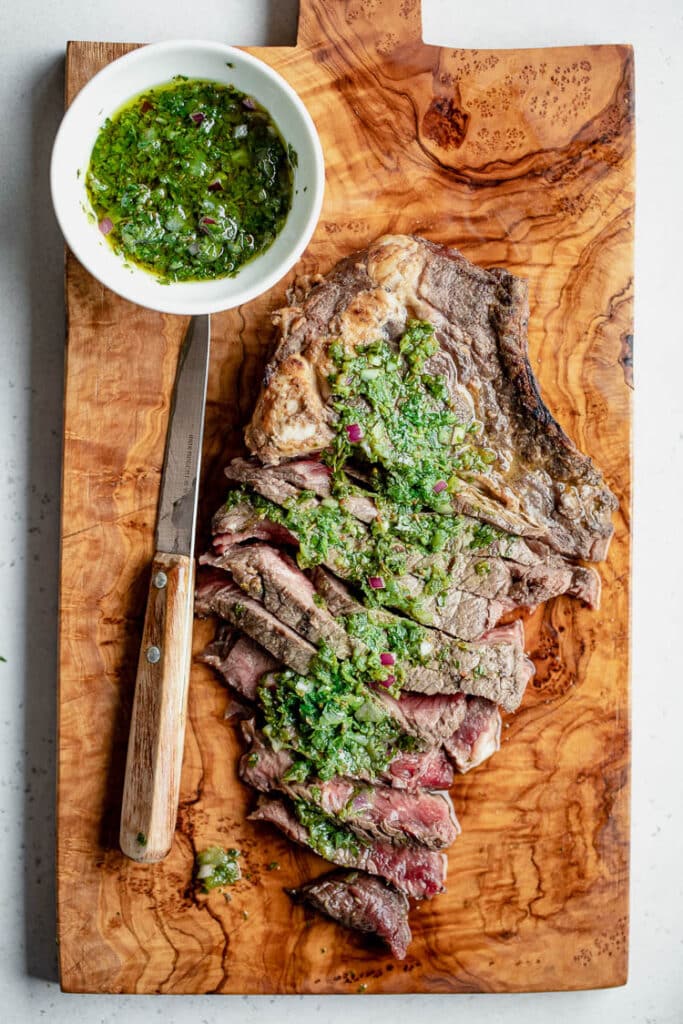 Sauce chimichurri avec côte de bœuf au barbecue