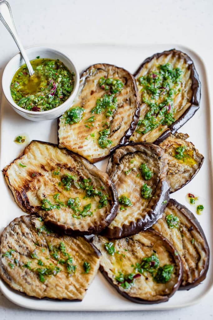 Sauce chimichurri avec aubergines grillées