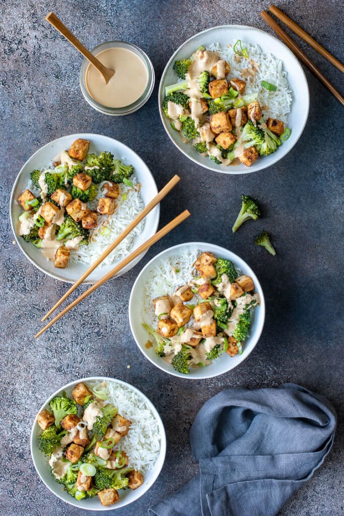 Bowls de tofu pané à la cacahuète et brocolis vus de dessus au Thermomix