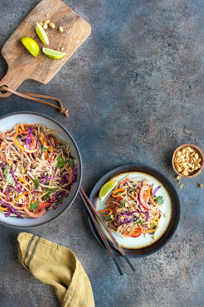 Salade de nouilles soba à la coriandre et aux cacahuètes au Thermomix vue de dessus