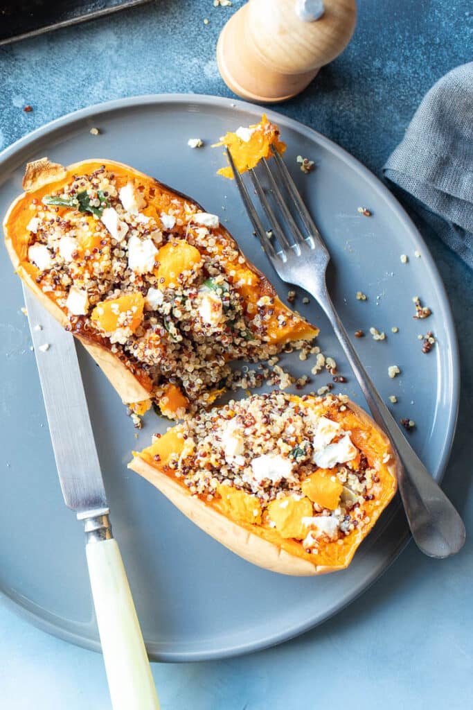 assiette de butternut farcie au quinoa, blettes et feta au Thermomix