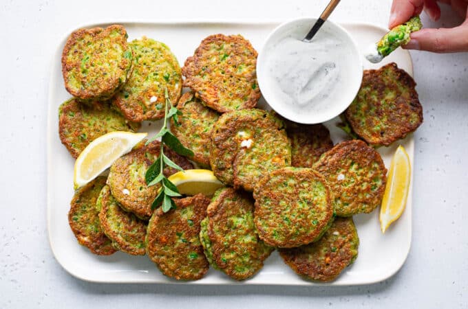 Plat de croquettes aux petits pois, zaatar et feta et petit bol de sauce au yaourt