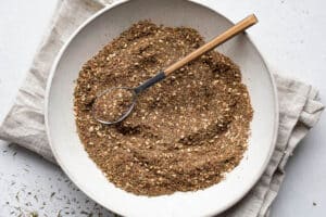 Coupelle de zaatar émaillée de petites graines de sésame