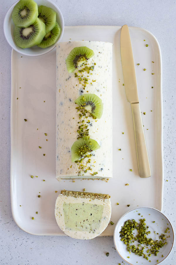 Bûche glacée au Themromix kiwi, pistache et chocolat blanc vue d'en haut 