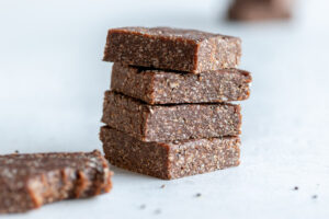 Carrés énergétiques aux graines de chia, coco et cacao au Thermomix