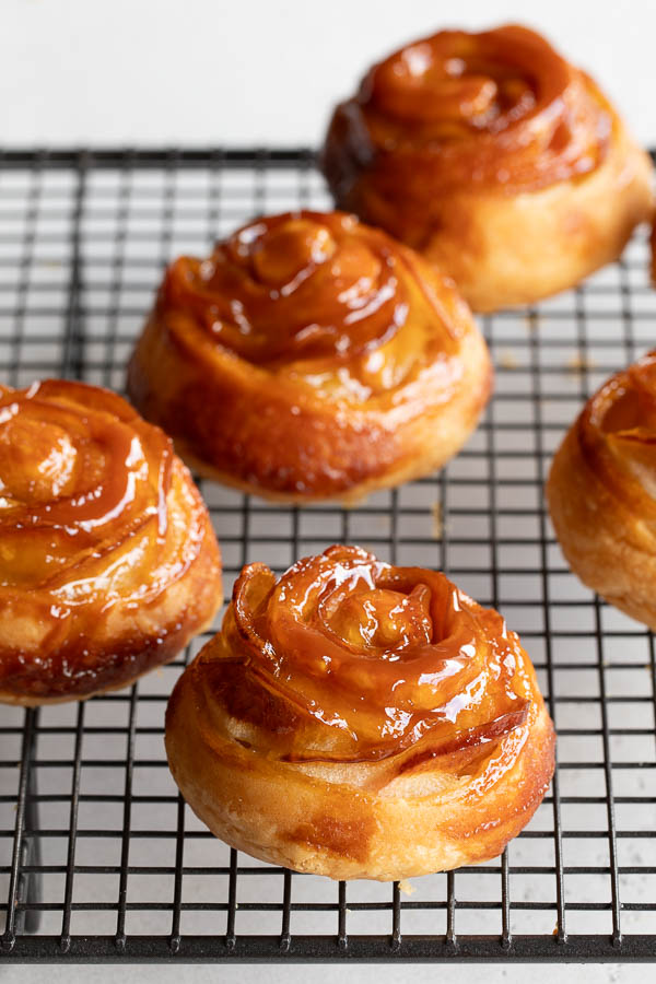 Roses feuilletées aux pommes façon mini Tatin