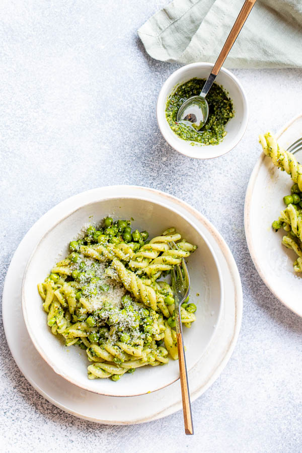 Fusilli aux petits pois et pesto aux fanes de radis au Thermomix