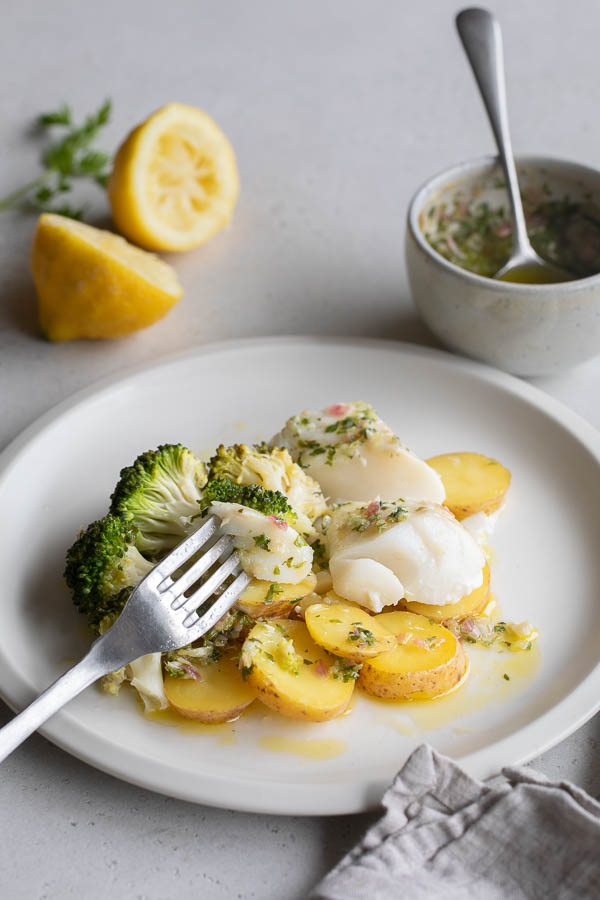 Poisson blanc, pommes de terre, brocolis, sauce froide herbes citron