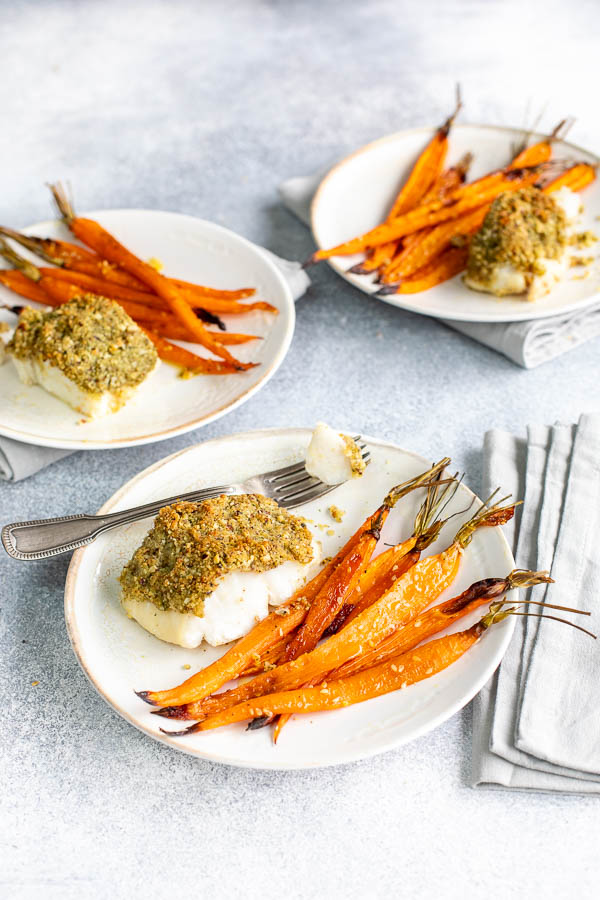 Dos de cabillaud en croûte de noisettes et carottes rôties