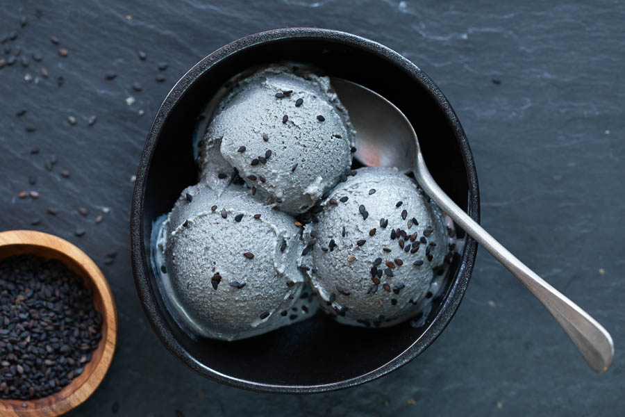 Glace au sésame noir {aussi saine qu’onctueuse}