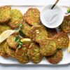 Plat de croquettes aux petits pois, zaatar et feta et petit bol de sauce au yaourt